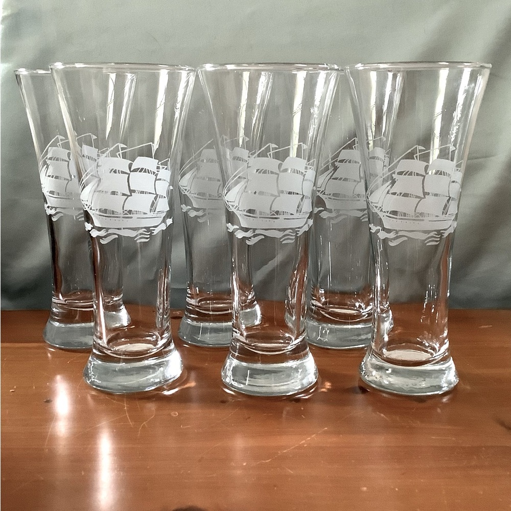 Beautiful Set of 6 Etched Clipper Design 12 Oz Beer Glasses
